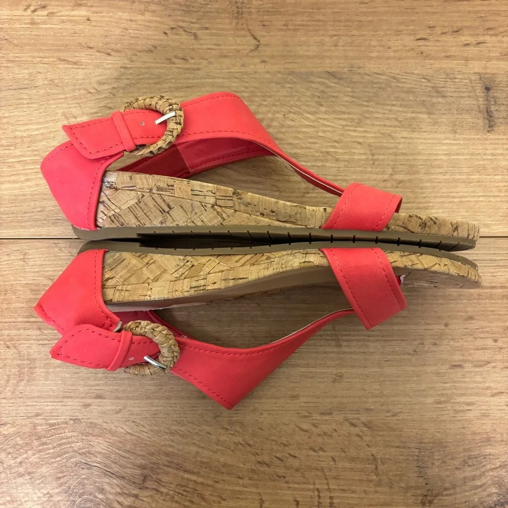 KENNETH COLE REACTION Great Buckle Wedge Sandal Geranium Red Women Size 8 Casual
